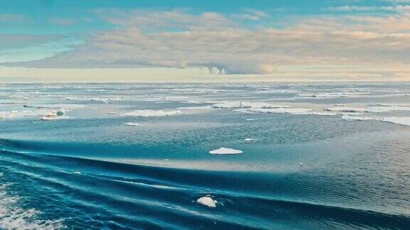 海中的冰在崩塌