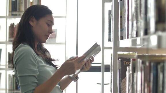 亚洲女人在图书馆看书