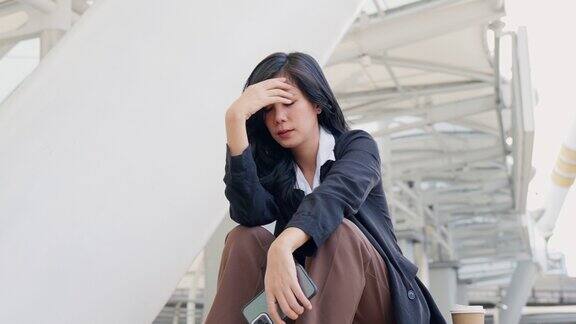 心理健康的商务人士亚洲商务女性看着手机失望地听到有关工作的坏消息
