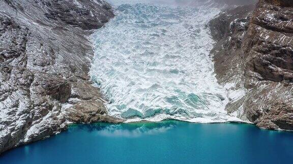 蓝色的湖面上有一个巨大的绿色冰川