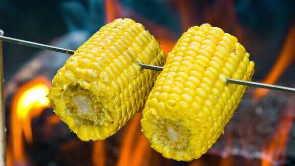 篝火旁的黄色玉米