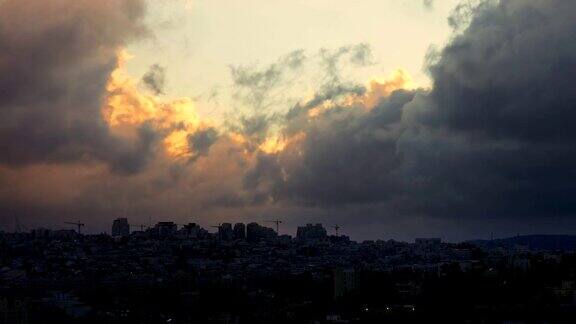 日落与巨大的积云在城市上空