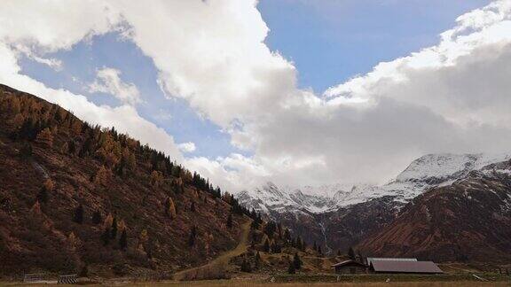 欧洲、奥地利的秋天有雪峰和红色山脉的阿尔卑斯山谷