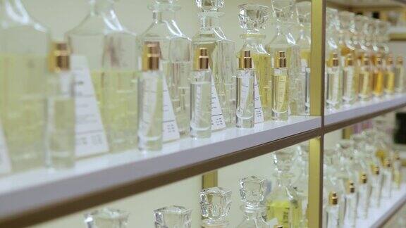 大量的身体香氛选择香水架化妆品店里的豪华香水选择合适的香水女士们在精品店里购物