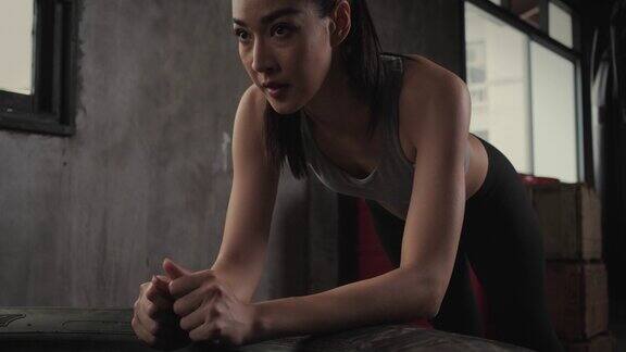 亚洲运动女性在私人健身房锻炼