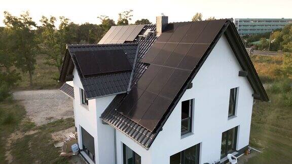 航拍的新建成的单户住宅的太阳能电池板