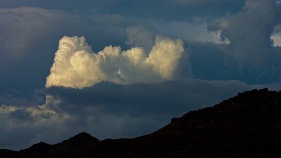 沙漠山上的乌云