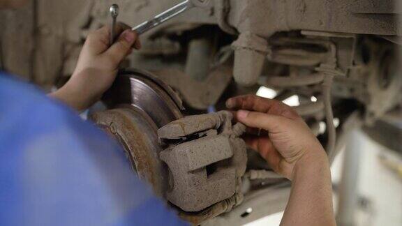 汽车维修中更换刹车片汽车制动部件在车库汽车制动盘没有车轮汽车悬架