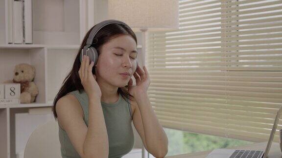 戴着耳机开心地听音乐的女人