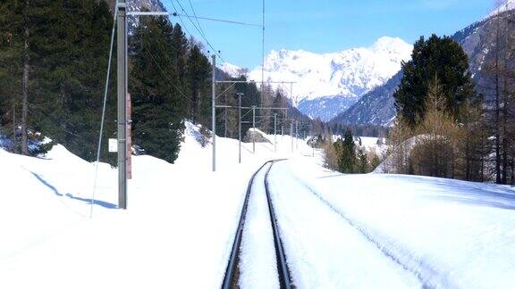 白雪皑皑的高山铁路