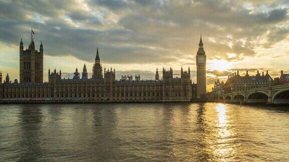 英国伦敦黄金时段的大本钟、威斯敏斯特宫和威斯敏斯特桥全景4k延时拍摄