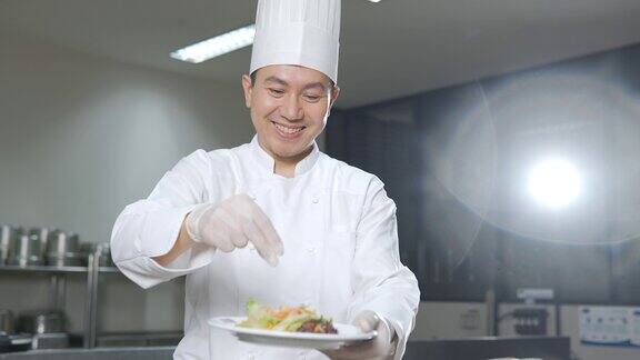在餐厅厨房工作的亚洲男厨师
