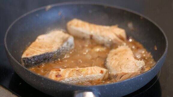 烤三文鱼配土豆和蘑菇