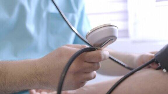 用测量仪测量病人的血压