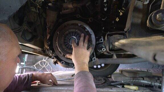 机械师修理汽车的离合器