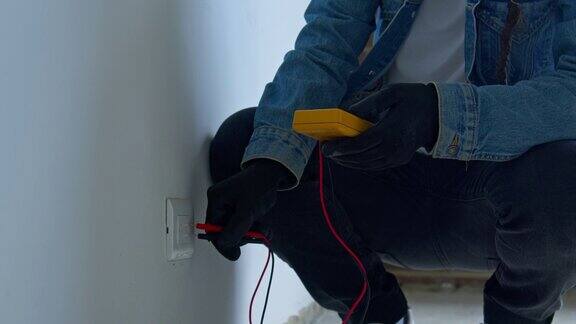 确保安全:电工检查公寓内电灯电压是否合适