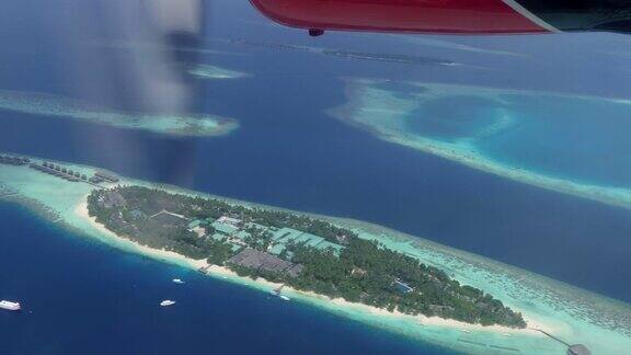鸟瞰马尔代夫从海上飞机与环礁群岛海