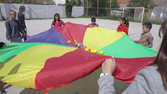 残疾儿童用降落伞向空中扔球