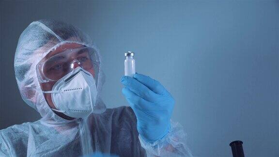 科学家拿着安瓿用白色粉末非法制药、制毒实验室助理检查注射用玻璃安瓿青霉素干粉药抗生素注射