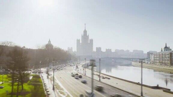 春天早晨的河流科特尼切斯卡亚堤岸从大桥莫斯科俄罗斯