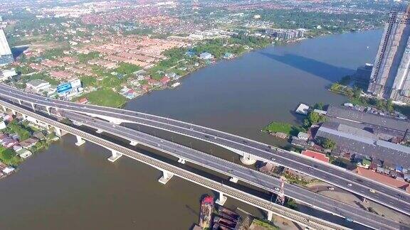 曼谷郊区的河桥和交通鸟瞰图
