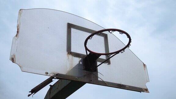低角度的篮球篮没有网户外