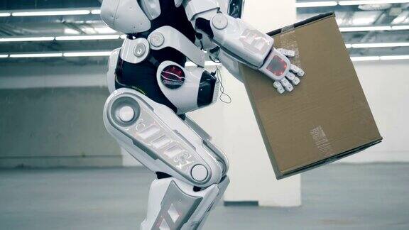 一个人形机器人正在举起一个箱子并把它抬起来