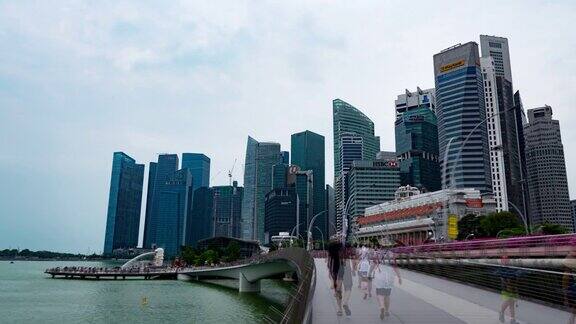 时光流逝新加坡市中心和鱼尾狮雕像喷泉与城市
