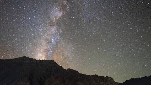 晴朗天空下喜马拉雅山的银河时间流逝