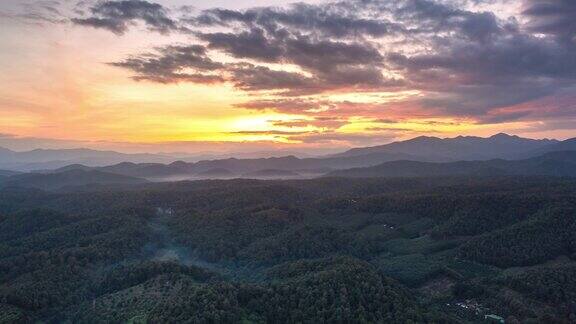 超缩视频(4K)一个美丽的鸟瞰图与阳光照耀金色的山泰国清迈