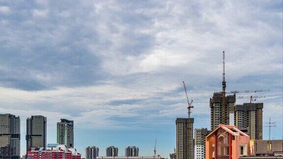从白天到夜晚的新加坡市中心建筑工地的倾斜与云移动