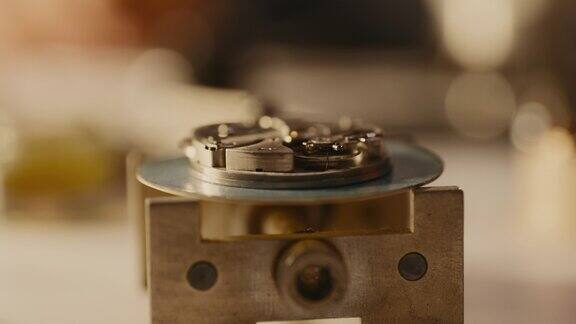 极近距离的钟表匠修理手表上的旋转齿轮
