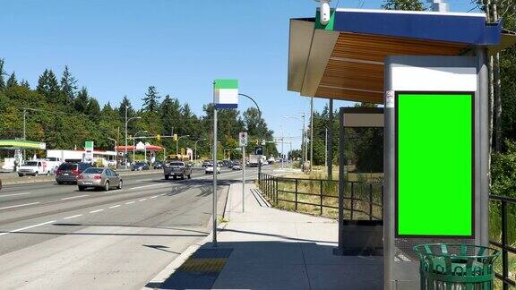空白的绿色公交车站繁忙的高速公路交通城市空的标志空间广告牌