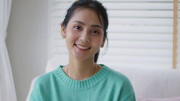 给吸引人的亚洲女性网红视频博主拍照对着镜头微笑