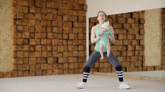 妈妈把宝宝抱在怀里在健身时蹦蹦跳跳