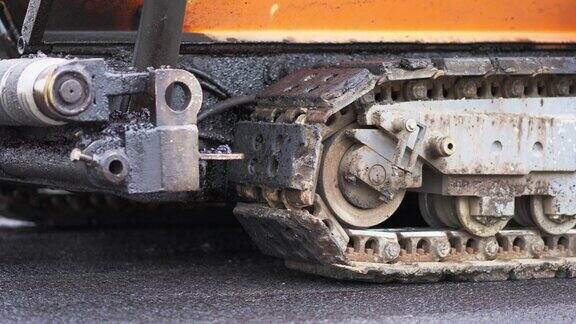 履带式摊铺机在道路修复沥青路面工程中的应用