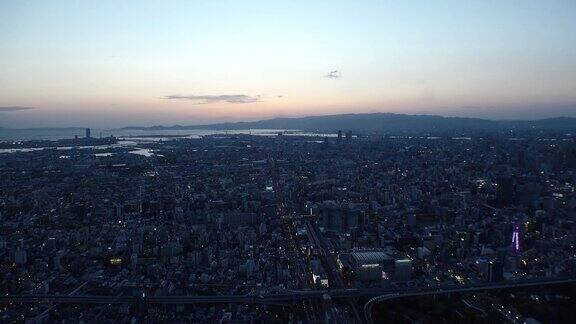 日本大阪:航拍日落延时拍摄的大阪市景