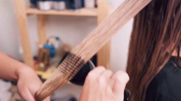 美发师在美容院梳理湿漉漉的长发专业护理头发