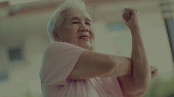 坚强美丽的老年女性健康的生活方式
