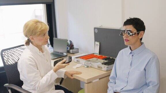 妇女在诊所接受眼科检查时戴特制眼镜接受视力检查