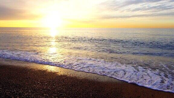 日出中的巴塞罗那海滩