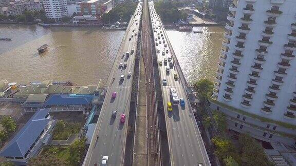 鸟瞰图曼谷交通在他信大桥