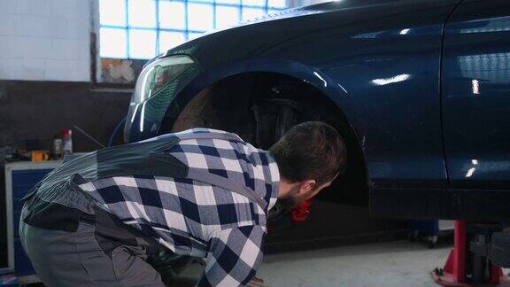近距离观察移动轮胎一个人正在服务站修理汽车