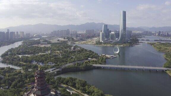 空中视频的摩天大楼在现代花园城市