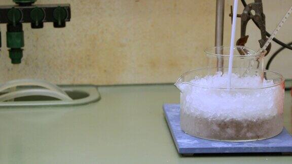葡萄牙科英布拉大学实验室用冰冷却玻璃烧杯实验用化学溶液