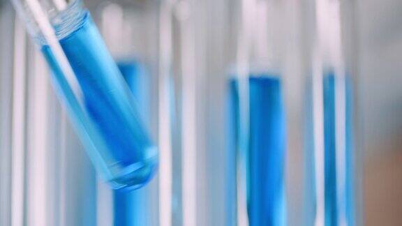 在实验室工作-科学家在实验室使用移液管