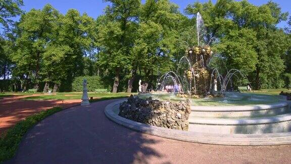 俄罗斯圣彼得堡的喷泉、古董雕像和夏季花园