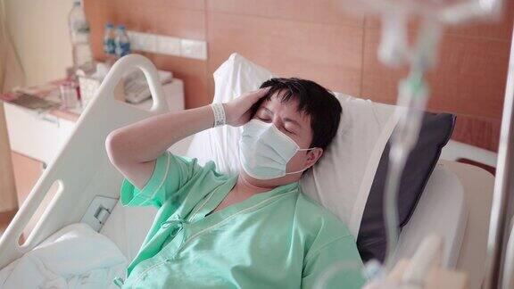 一名亚洲男性病人在医院病房头痛