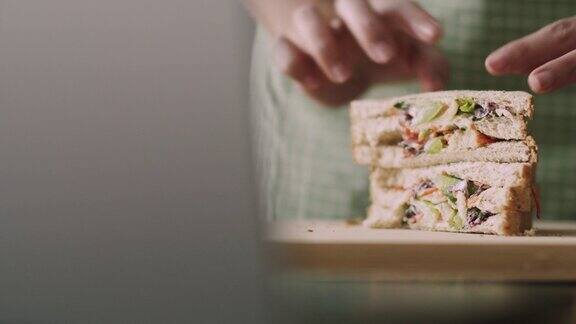 一个女人在家里的厨房做蔬菜三明治的特写镜头