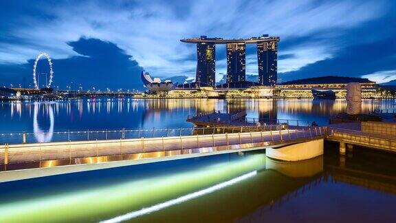 从晚上到白天的时间流逝视频鱼尾狮和滨海湾在新加坡的城市新加坡